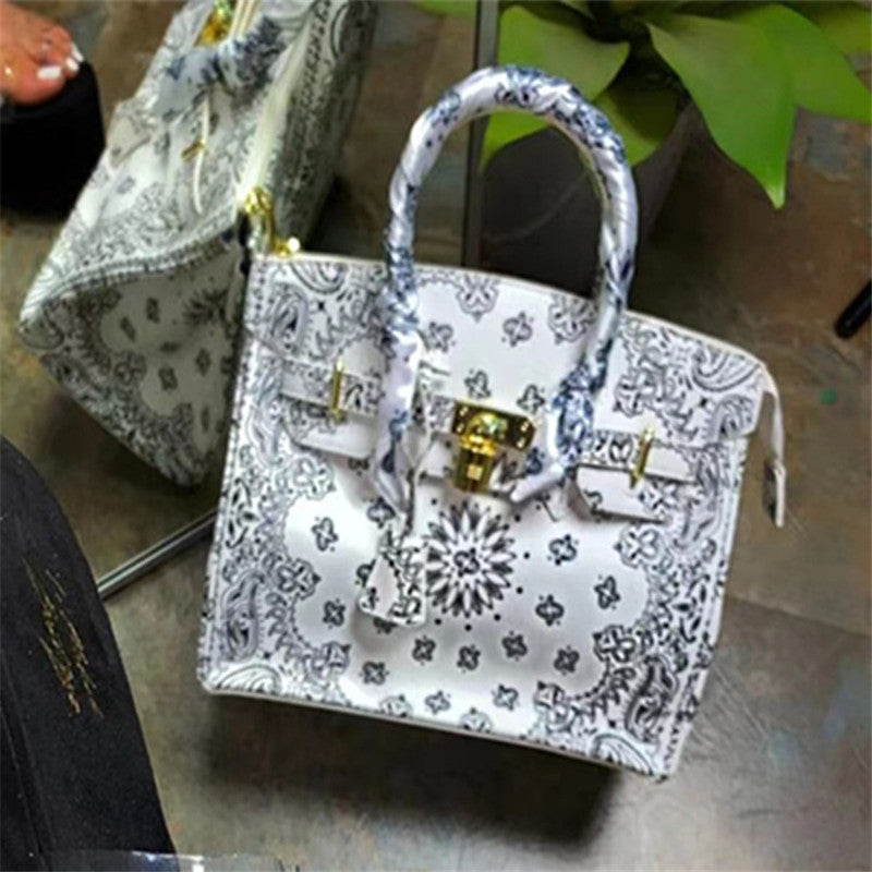 Chic & Sophisticated Shoulder Bag – Minimalist Elegance for Modern Women