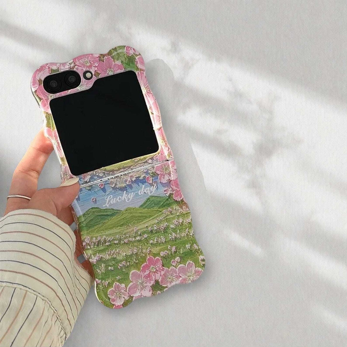 Cute Floral Bracelet Phone Case for Samsung Galaxy Z Flip 3 4 5 6 - Wave Pattern Shockproof Cover with Wrist Strap Accessory
