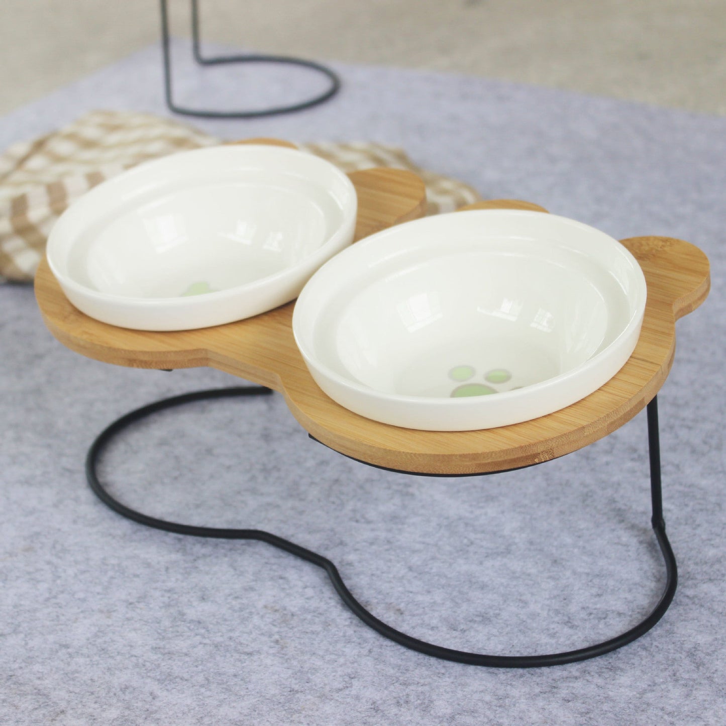 Slanted pet bowl with bamboo stand