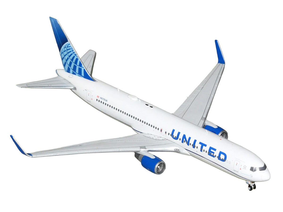 Boeing 767-300ER Commercial Aircraft "United Airlines" (N670UA) White with Blue Tail 1/400 Diecast Model Airplane by GeminiJets