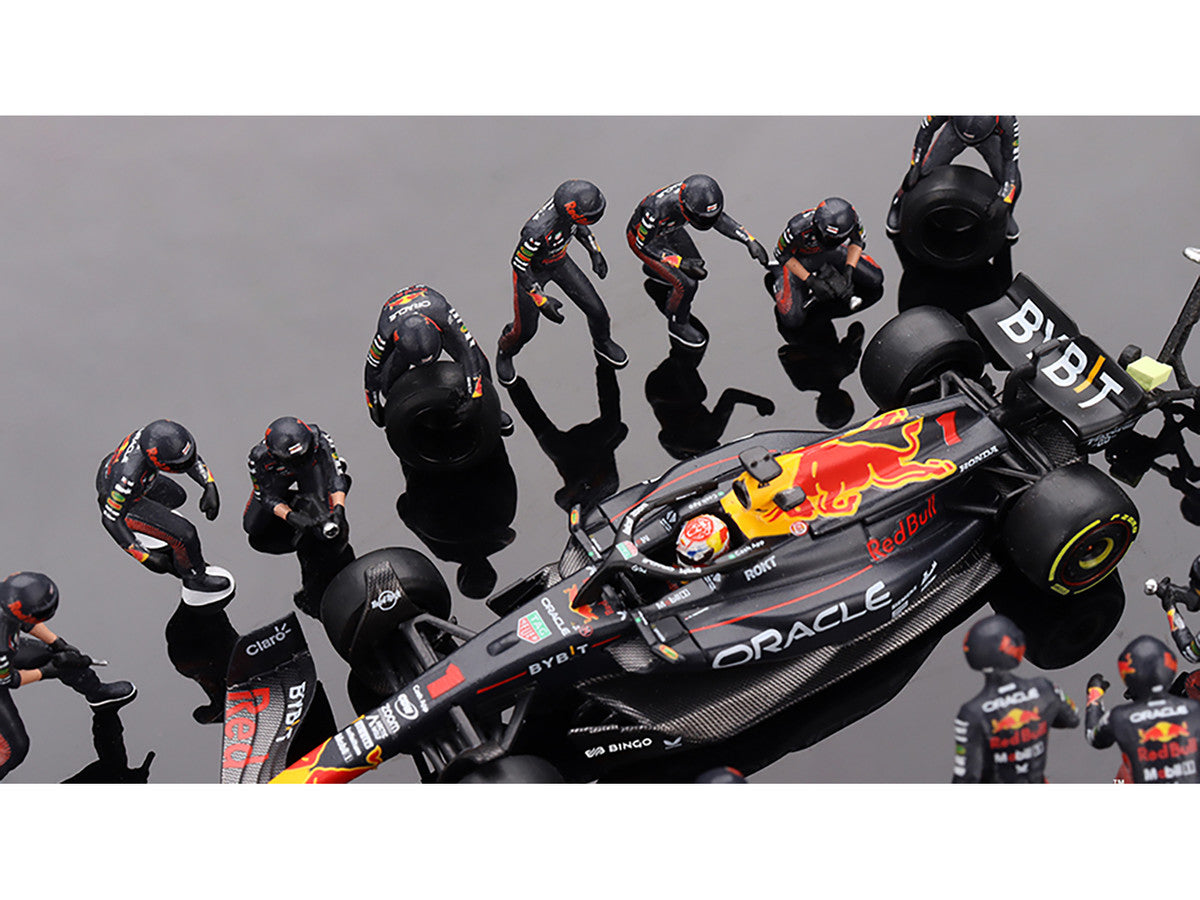 Red Bull RB19 #1 Max Verstappen Winner Formula One F1 "Japanese GP" (2023) with Red Bull Pit Crew Set of 21 pieces Limited Edition to 5000 pieces Worldwide 1/64 Diecast Model Car by Mini GT