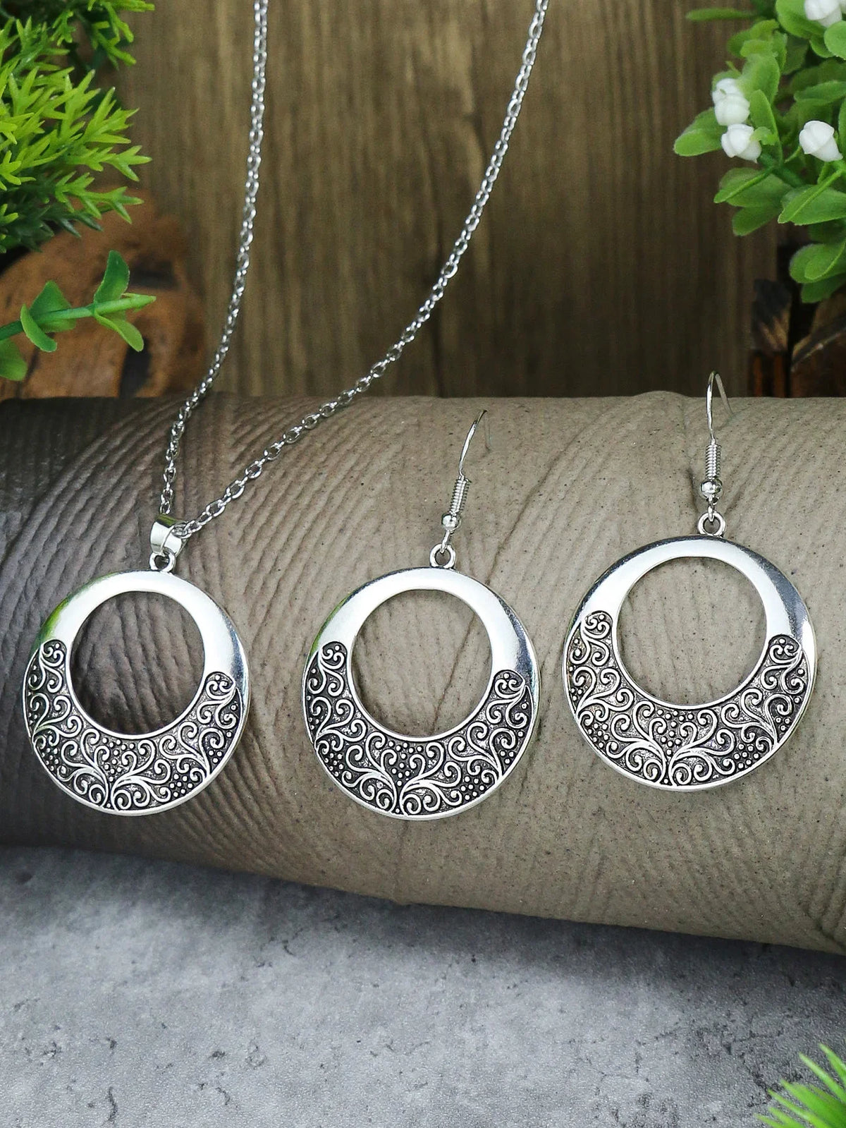 Vintage Ethnic Style Silver Pendant Earrings Necklace Set Round Ring Simple Carved Women's Style Earrings Necklace Combination