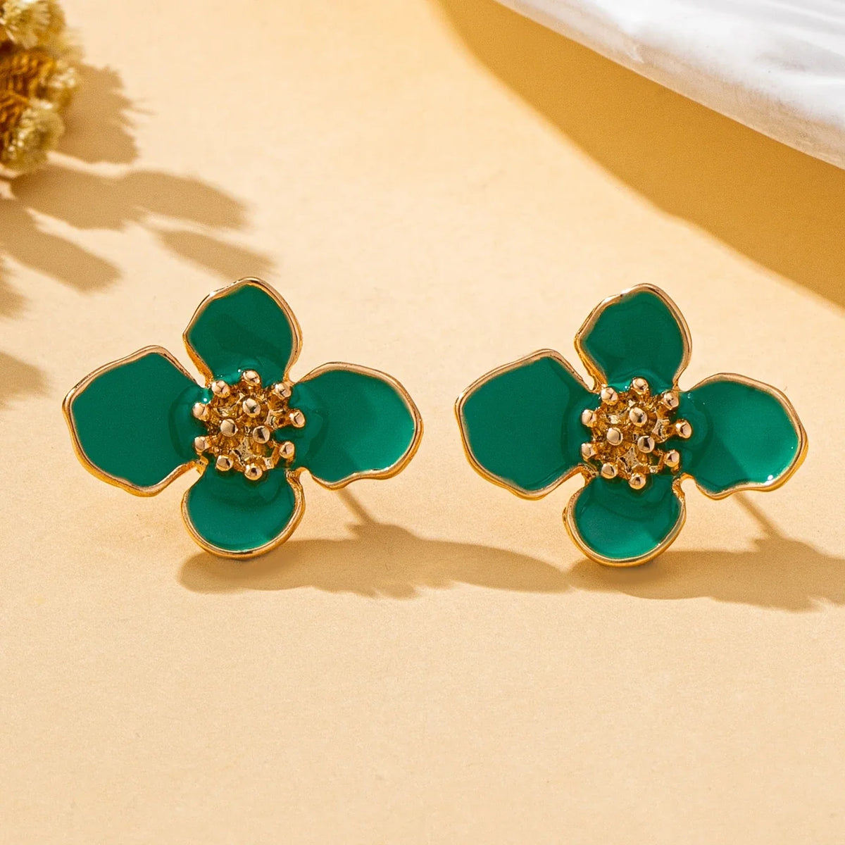 Women's Fashion Earrings Bohemian Style Three-Dimensional Flower Earrings in Green, Purple, White, and Gold, Elegant and Simple Earrings Suitable for Daily Wear and Vacation Wear, No Box
