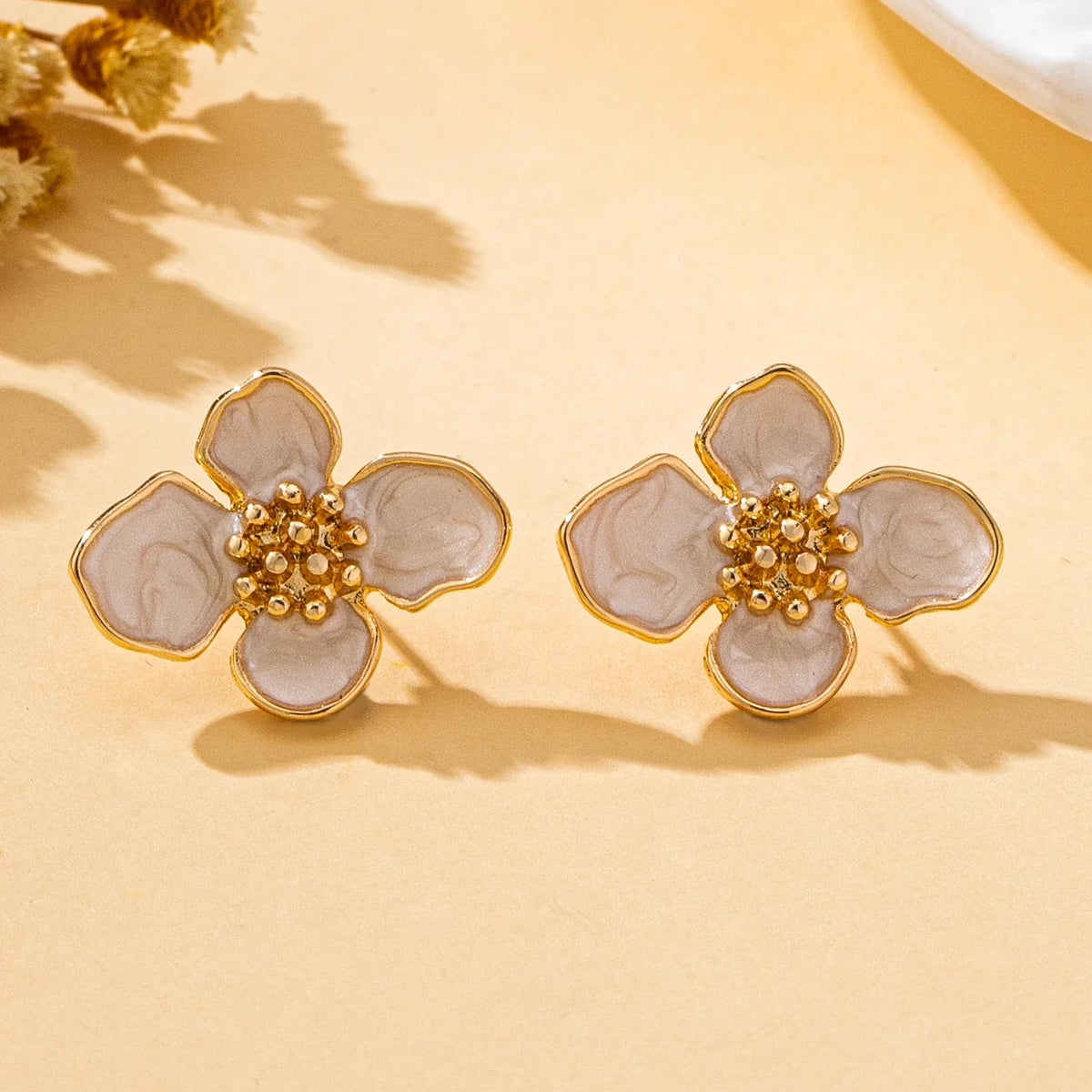 Women's Fashion Earrings Bohemian Style Three-Dimensional Flower Earrings in Green, Purple, White, and Gold, Elegant and Simple Earrings Suitable for Daily Wear and Vacation Wear, No Box