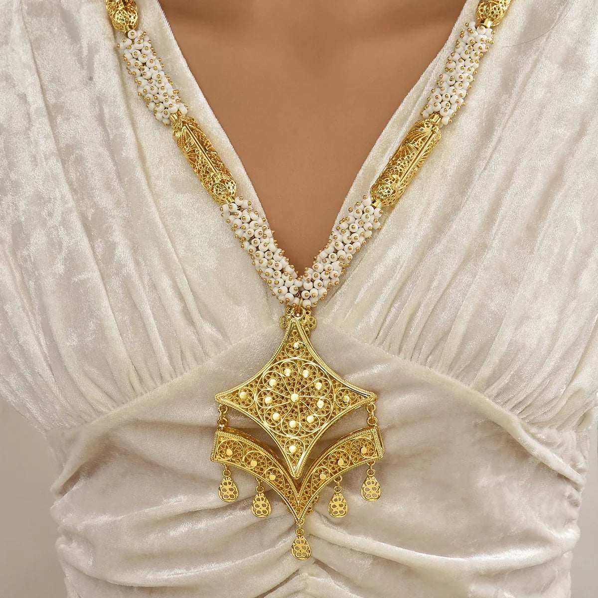 Ethnic Style Handmade Beaded Chain With Double-Layer Droplet-Shaped Pattern Edges As A Pendant For The Bride, A Classic Necklace