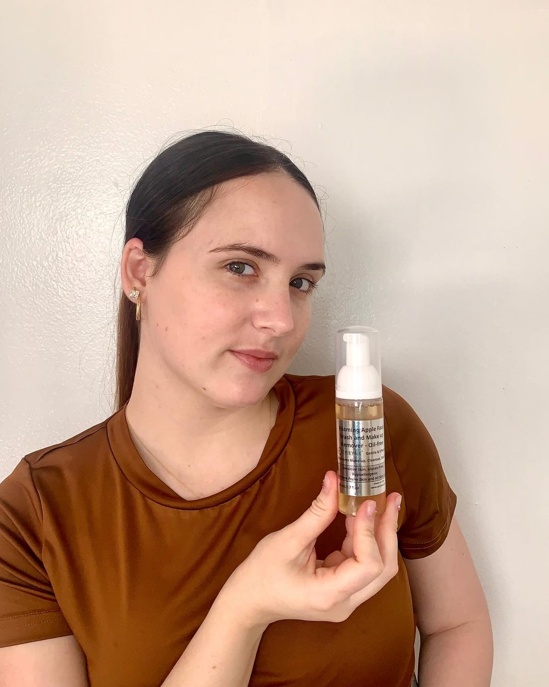 Gentle, Oil-Free Foaming Apple Cleanser for Sensitive & Acne-Prone Skin | Vegan, allergen-friendly, sulfate & paraben free | Purifying, hydrating face wash for all skin types